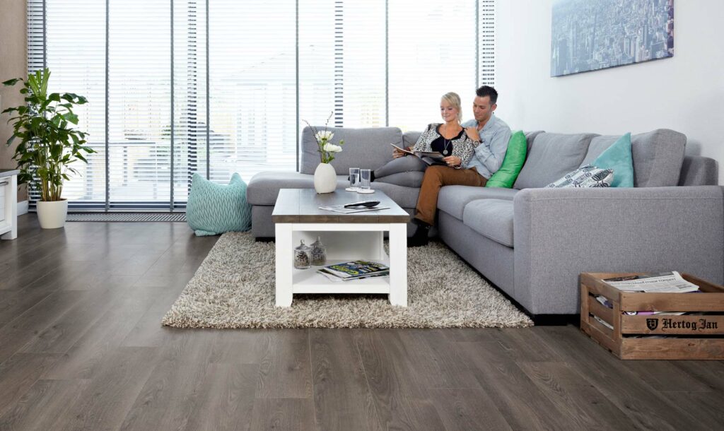 Vloeren Groningen, mooie strakke laminaat vloeren bij Smid Interieur.